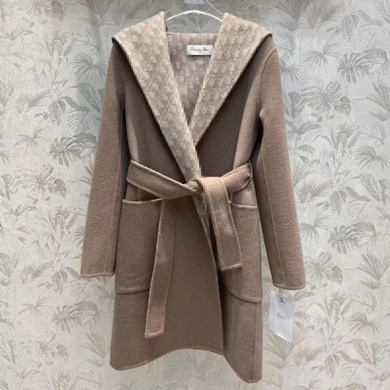 2023 Nuevos abrigos de lana de otoño e invierno Mujeres, de moda y versátiles, adelgazamiento de la cintura, cuello de piel, abr