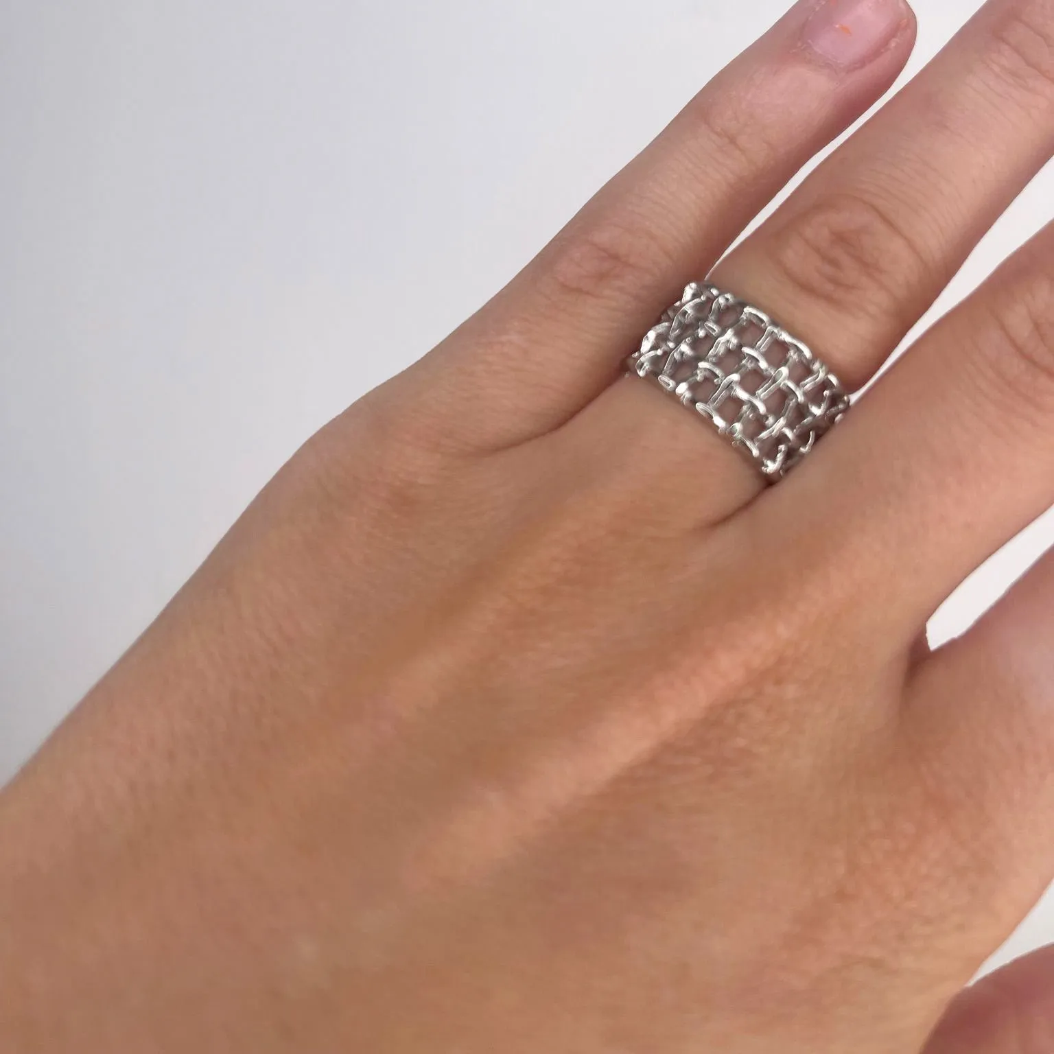ANILLO ACERO CUADROS PLATEADO