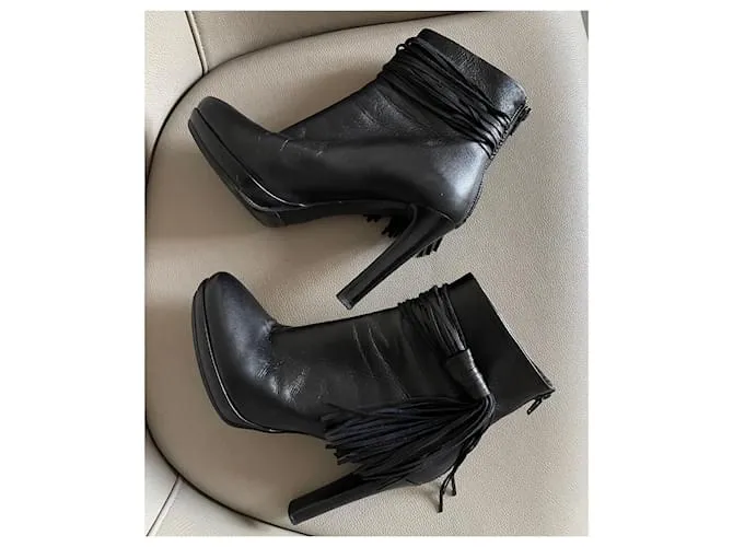 Autre Marque Botas o botines de cuero negro T. 37,5 con correa en el tobillo y un pompón. 