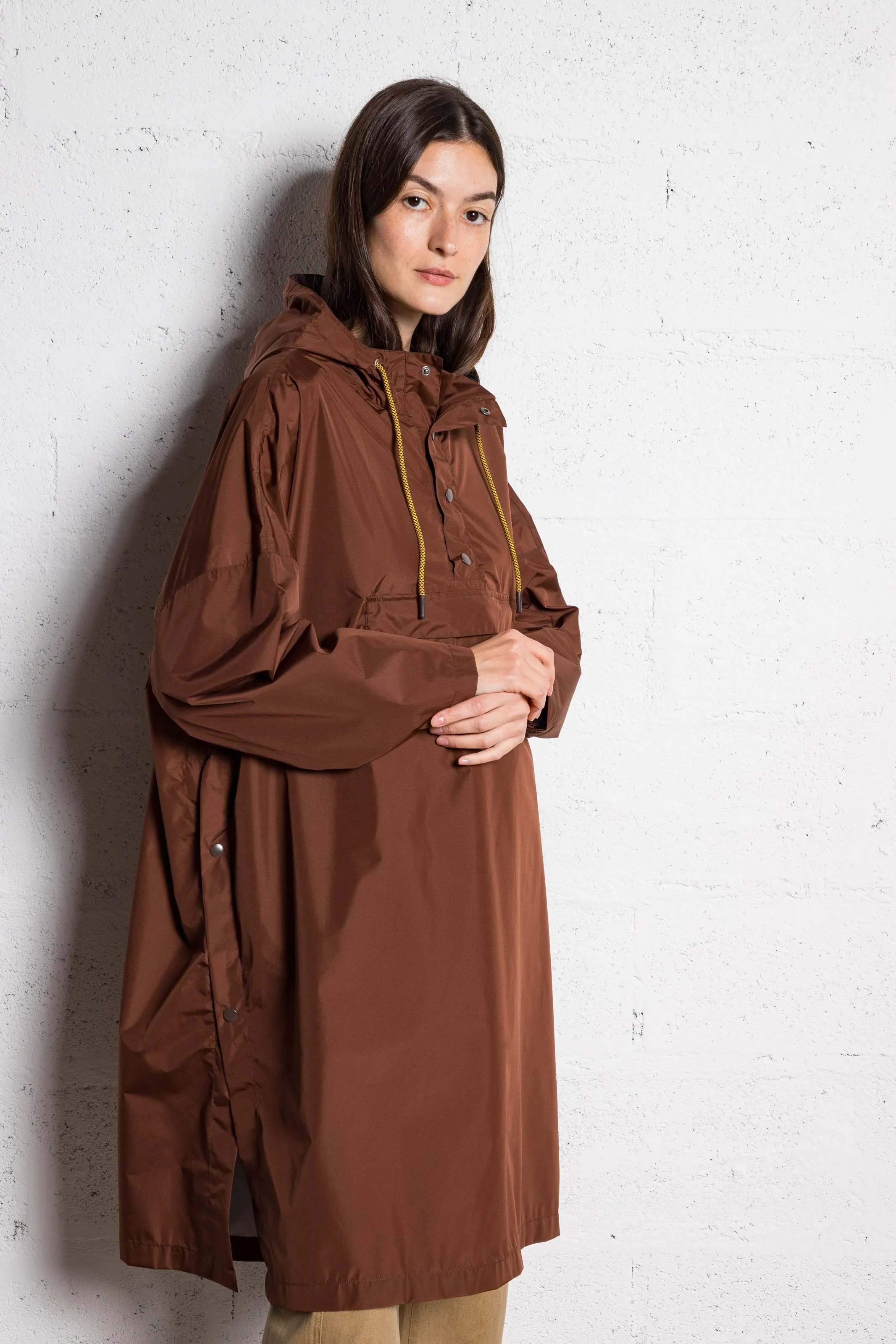 BECKSONDERGAARD Poncho amplio impermeable en marron