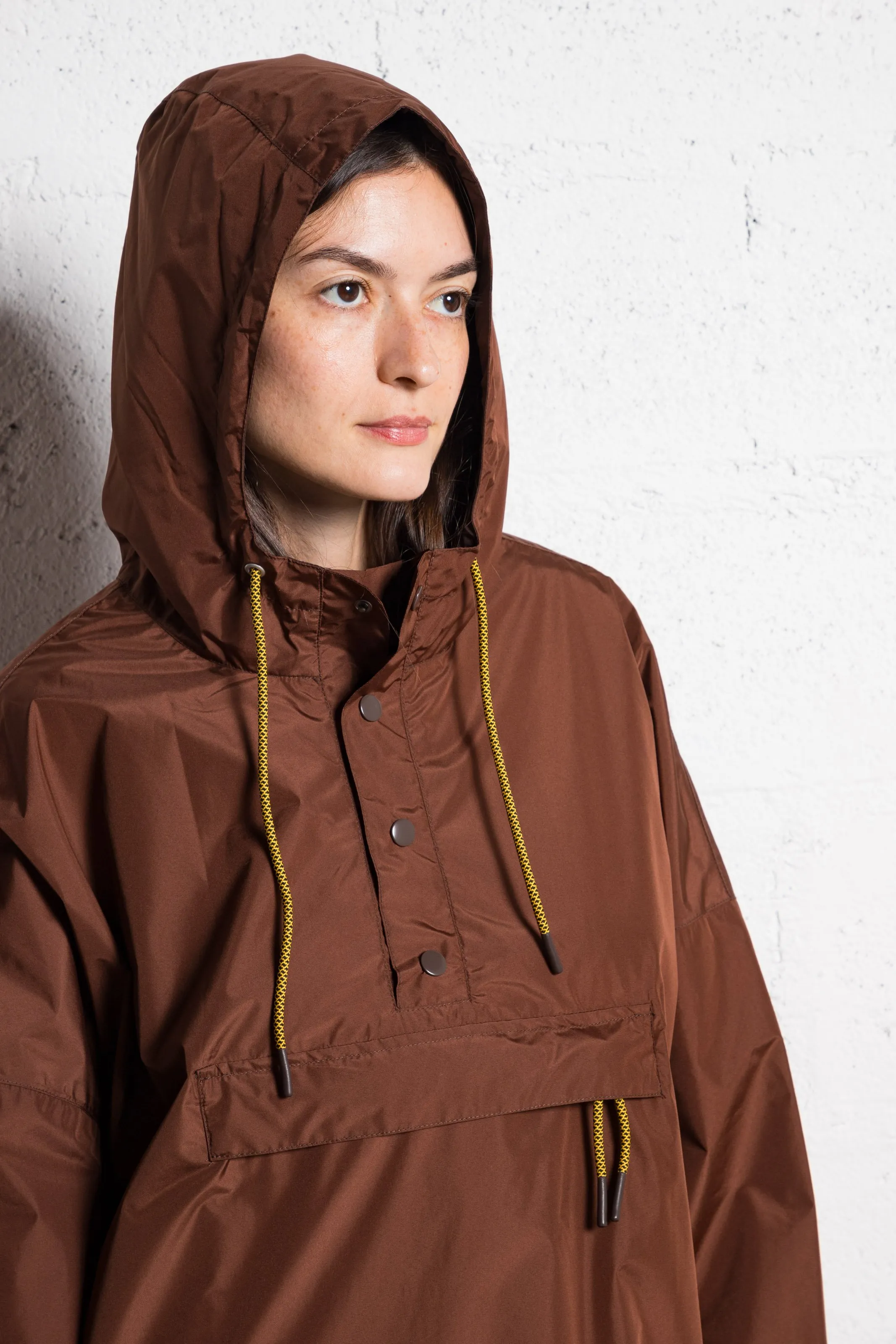 BECKSONDERGAARD Poncho amplio impermeable en marron