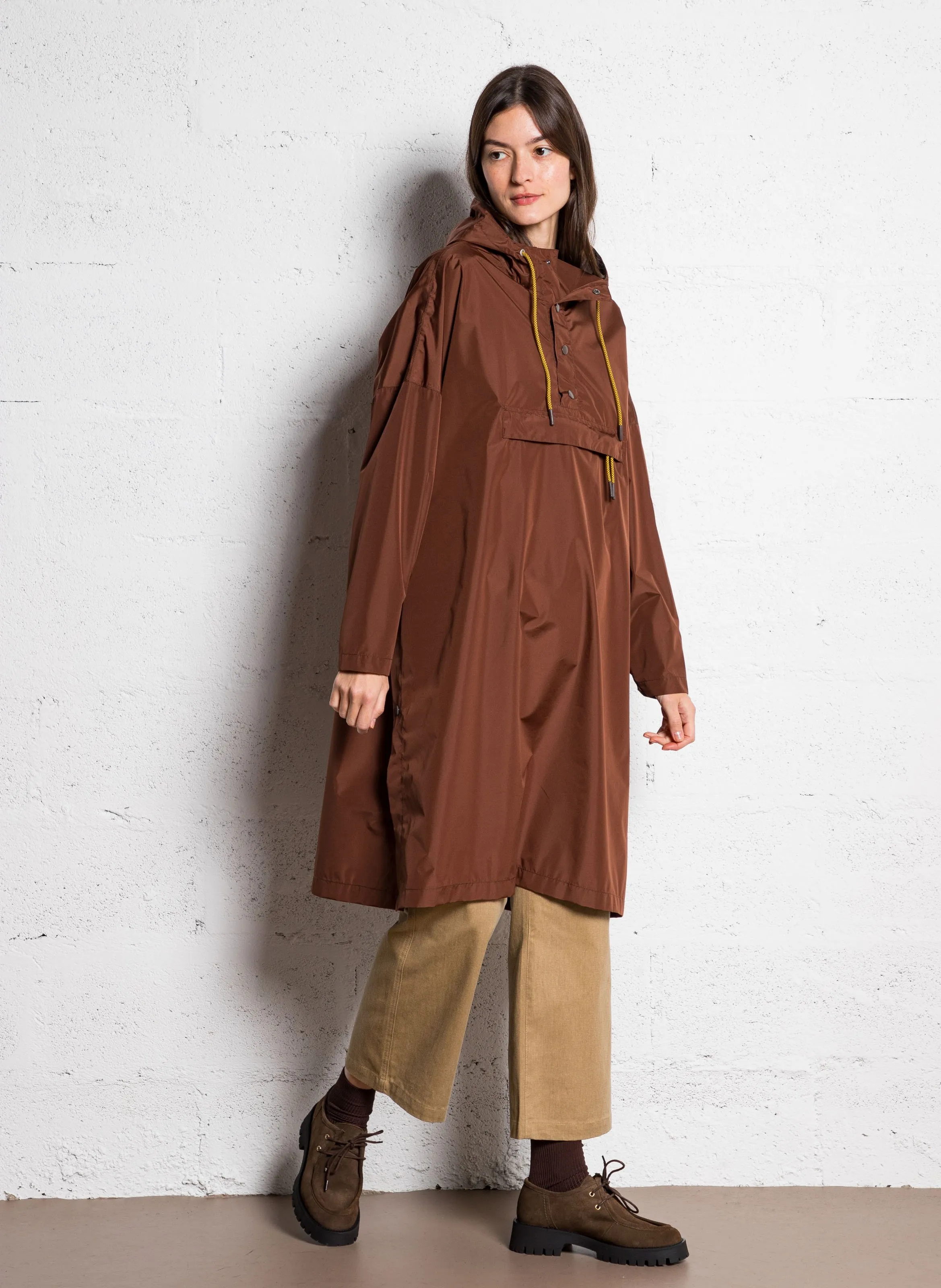 BECKSONDERGAARD Poncho amplio impermeable en marron