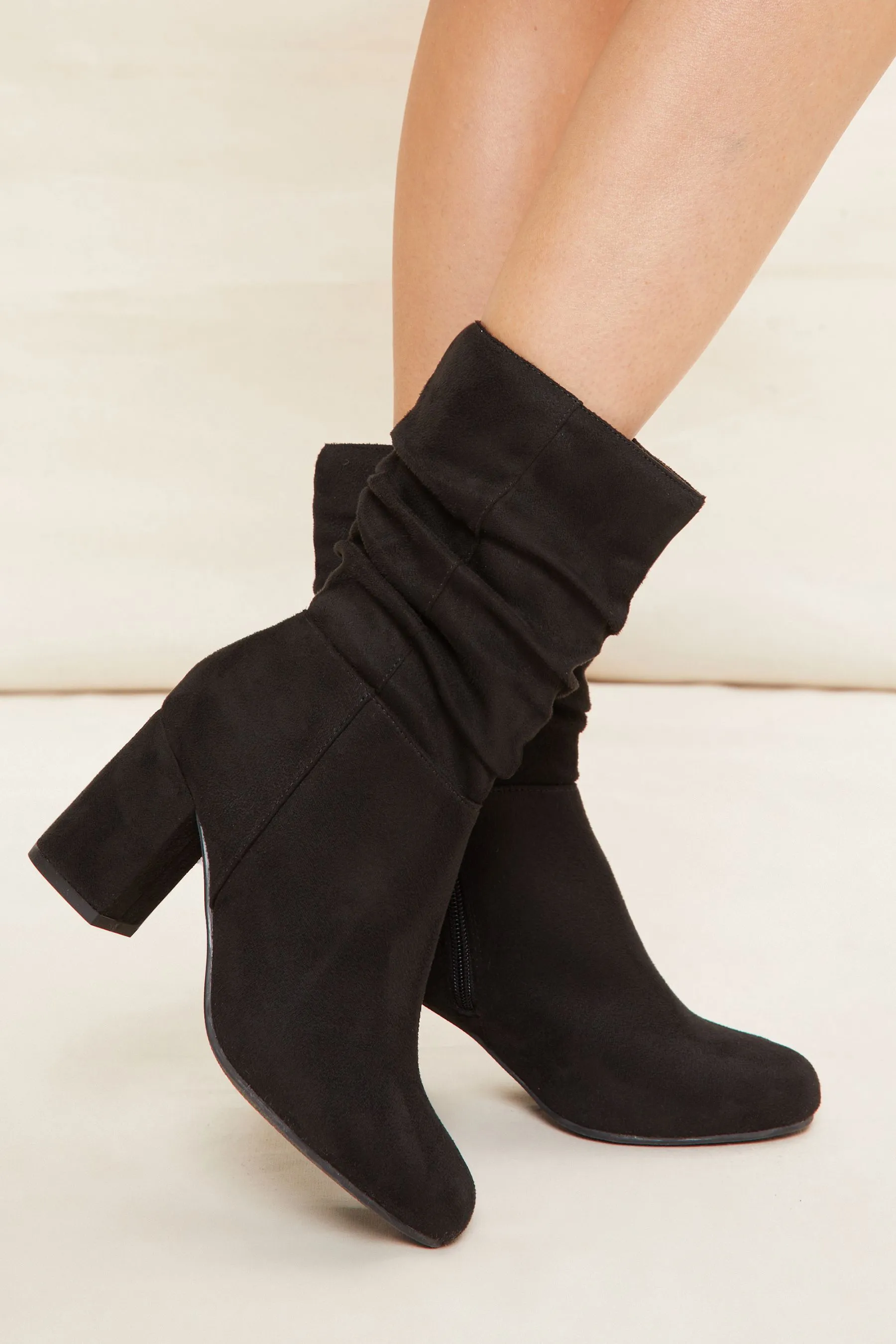 Botas altas fruncidas de tacón cuadrado de Friends Like These