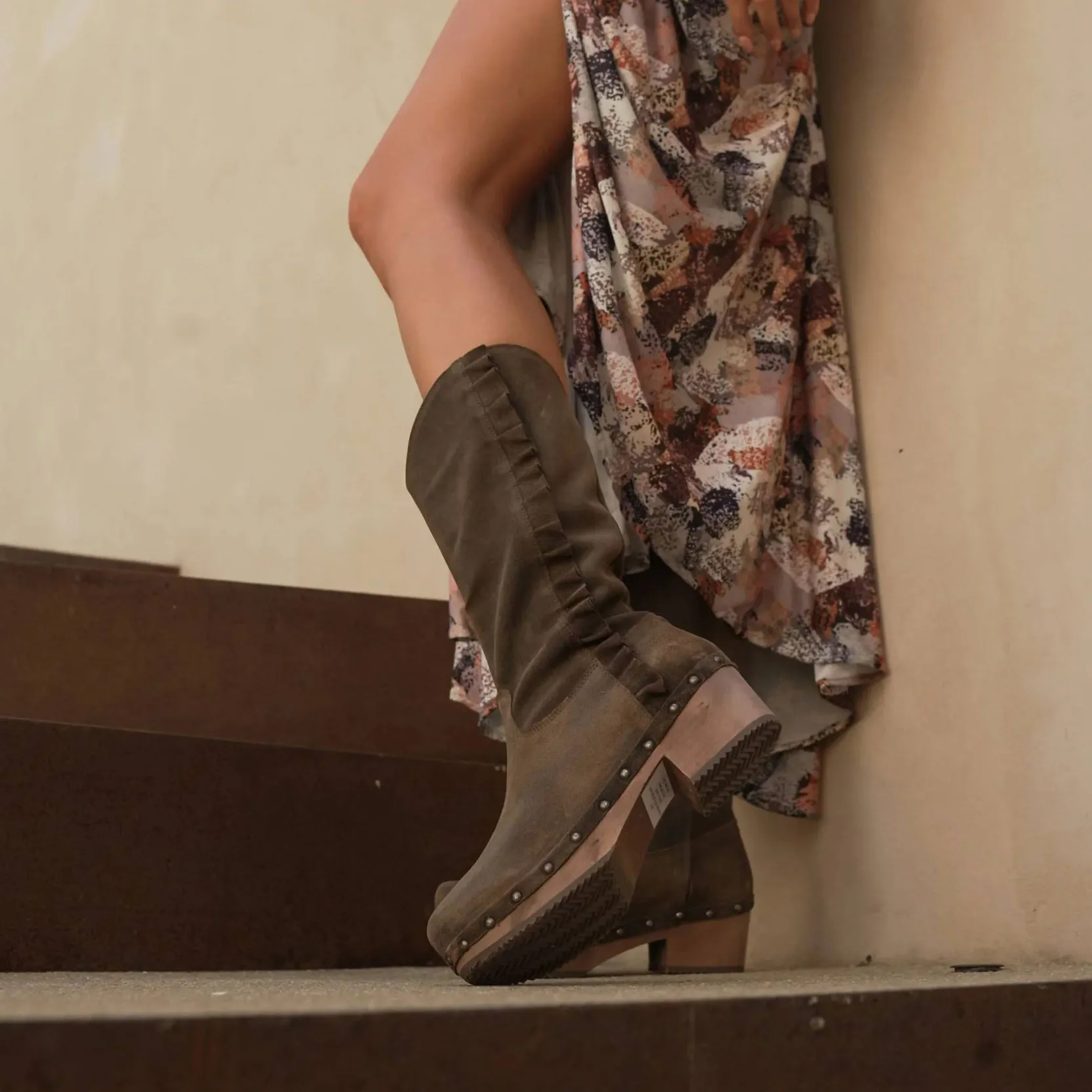 Botas XUZ Altas com Salto e Folhos Castanhas 30076