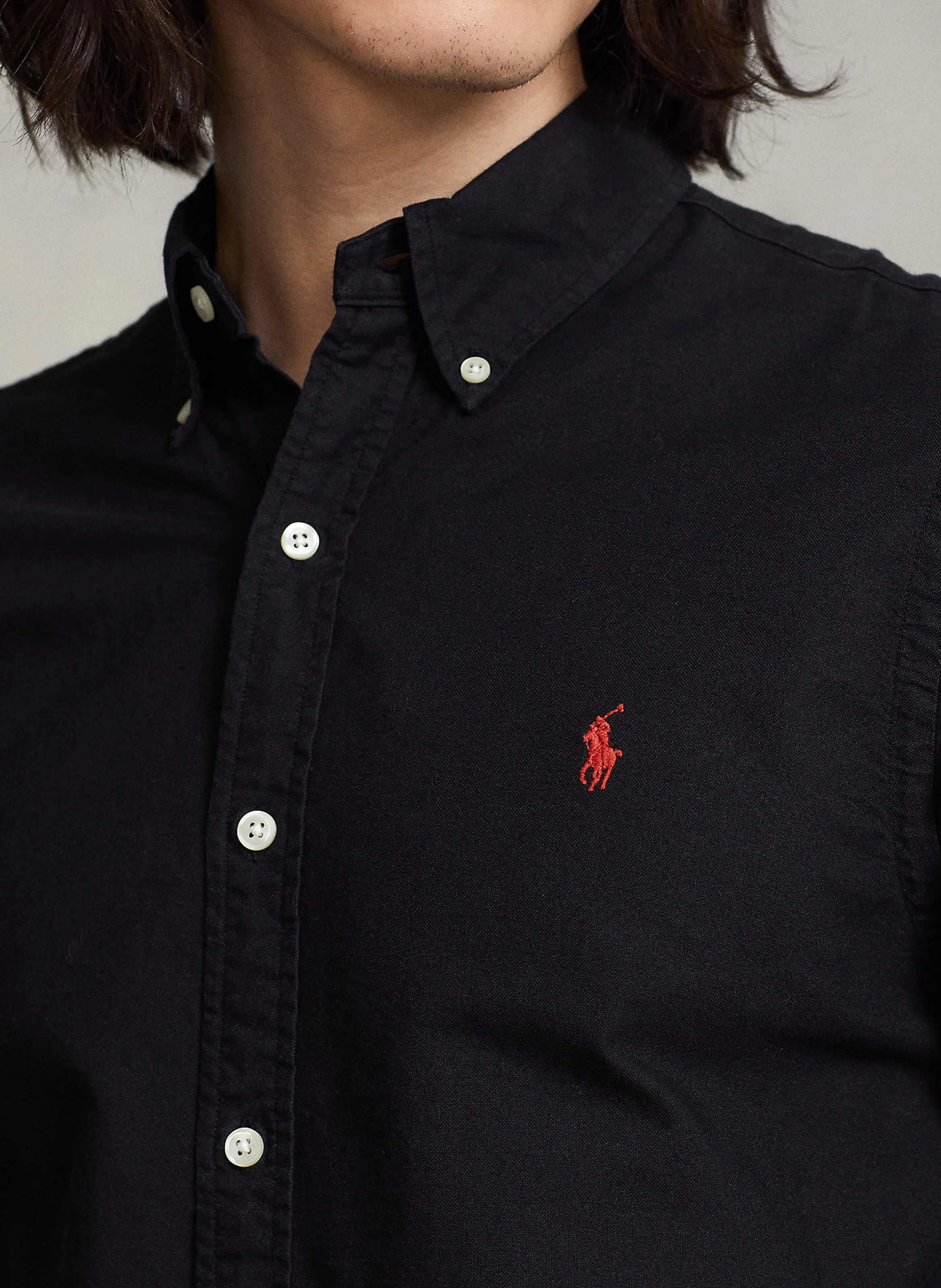 Camisa bordada de algodón slim fit con cuello clásico en negro