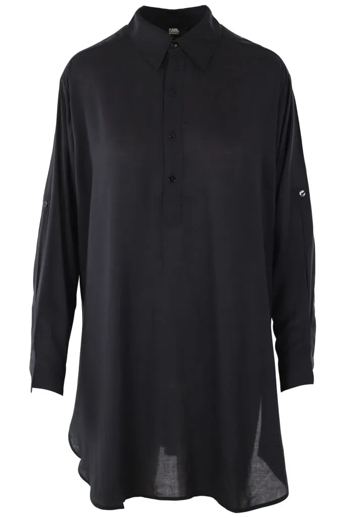 Camisa larga negra con logo blanco detrás
