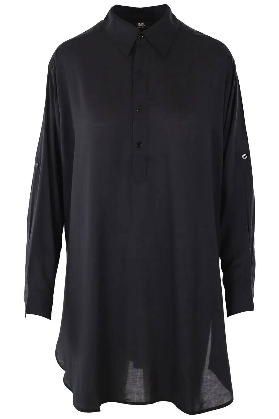 Camisa larga negra con logo blanco detrás