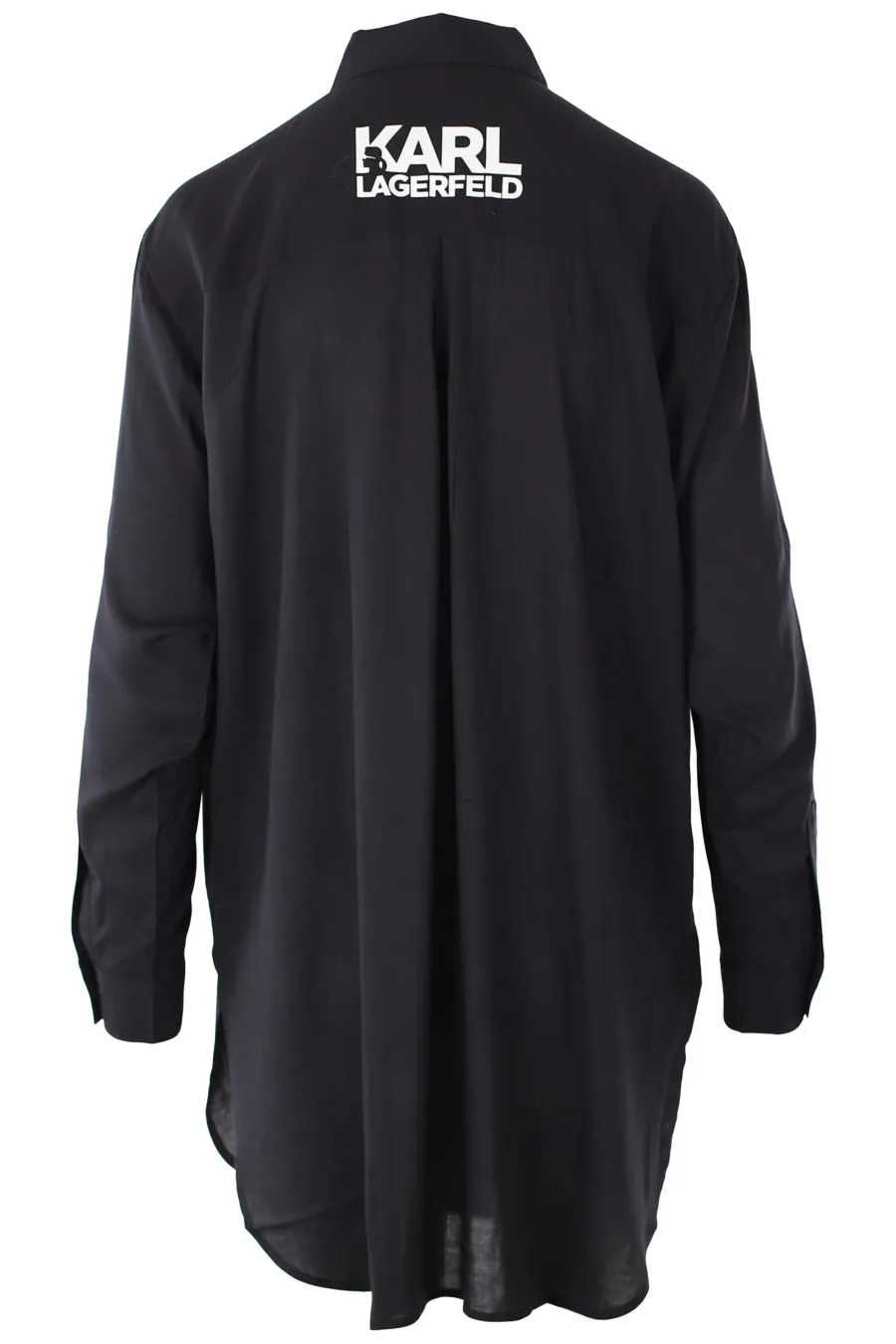 Camisa larga negra con logo blanco detrás