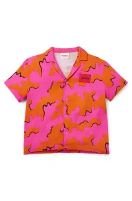 Camisa para niños con estampado llamativo y etiqueta con logo roja