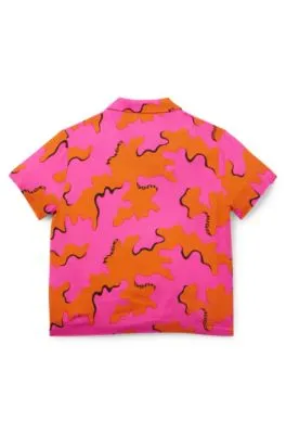 Camisa para niños con estampado llamativo y etiqueta con logo roja