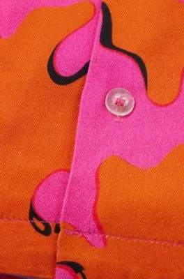 Camisa para niños con estampado llamativo y etiqueta con logo roja