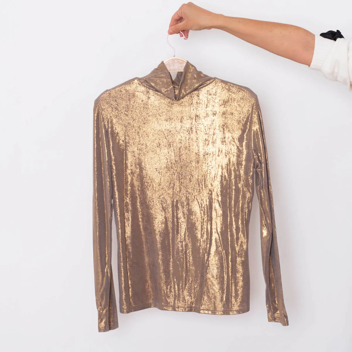 CAMISETA BRILLO CUELLO  ORO GRIS