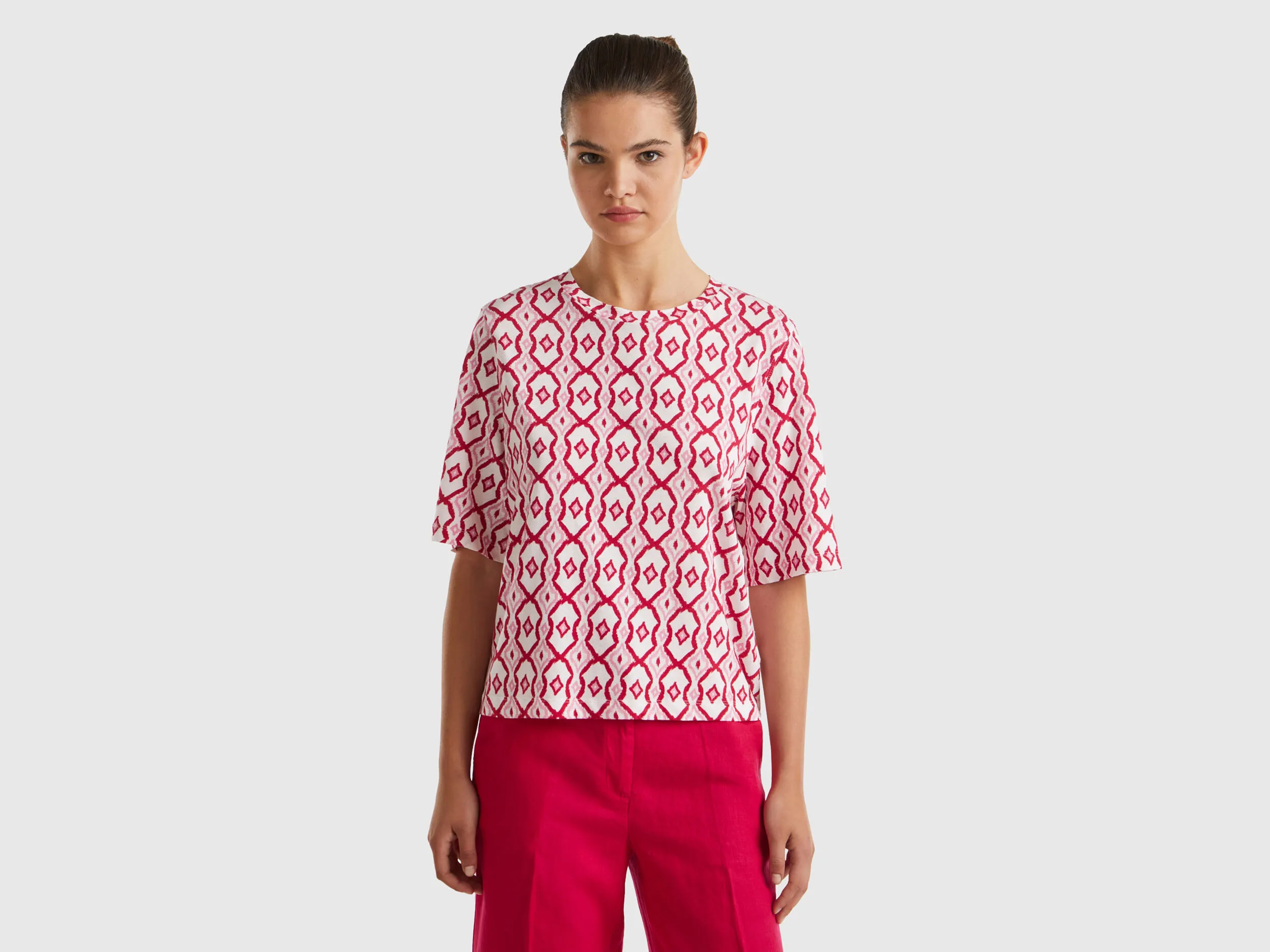 Camiseta con estampado geométrico