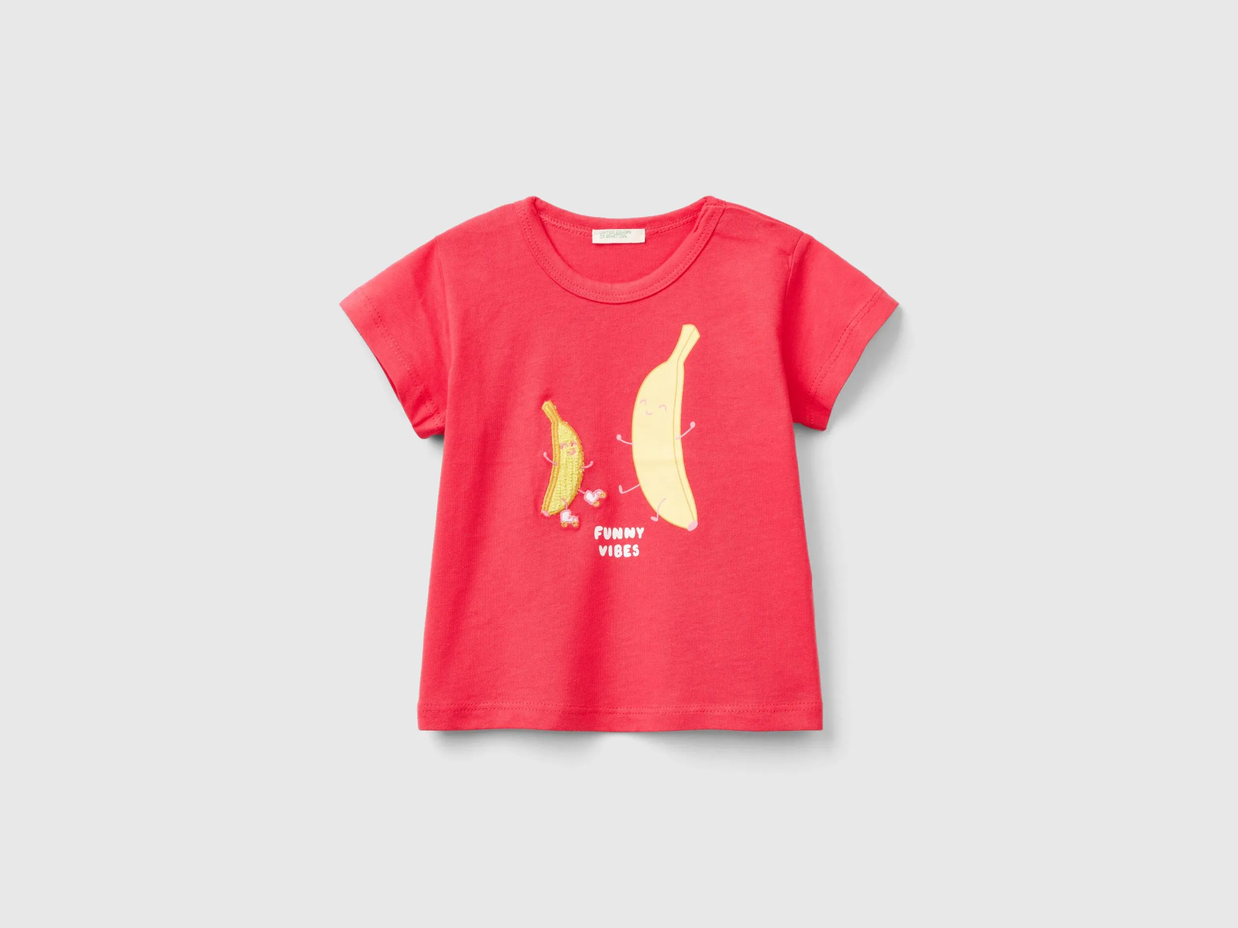 Camiseta con estampado y bordado