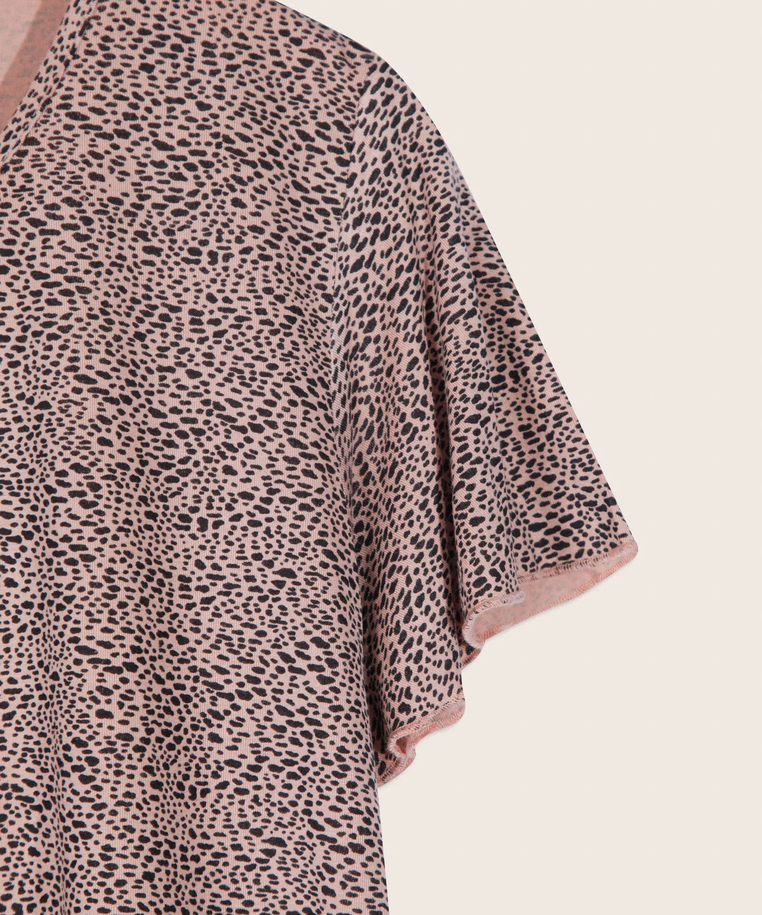 CAMISETA CUELLO REDONDO, MANGA CORTA CON VUELO, ESTAMPADA