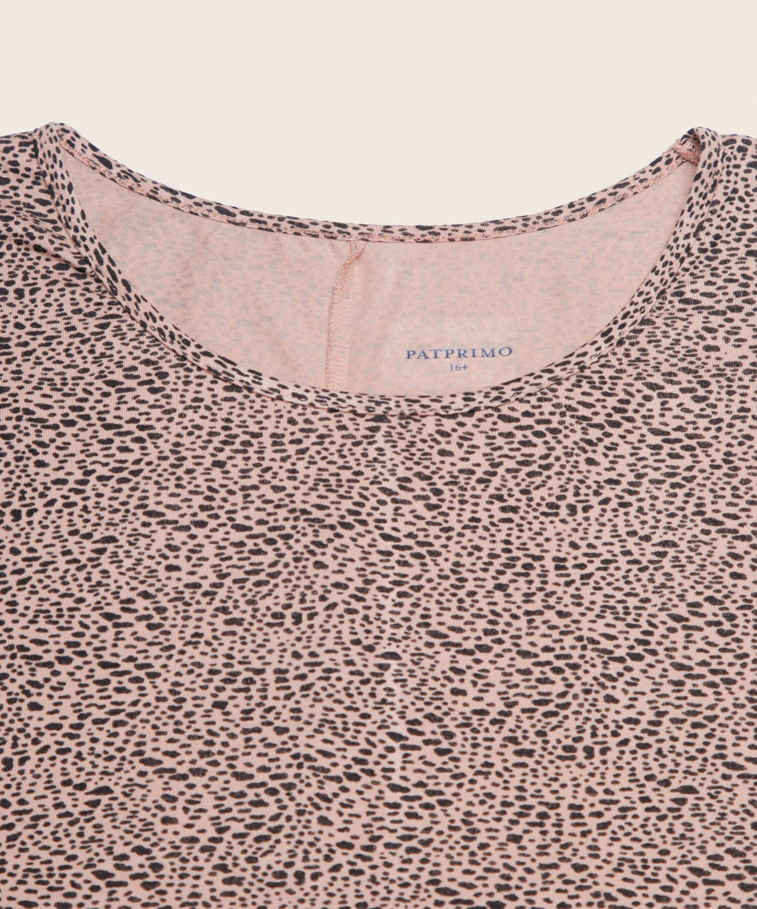 CAMISETA CUELLO REDONDO, MANGA CORTA CON VUELO, ESTAMPADA