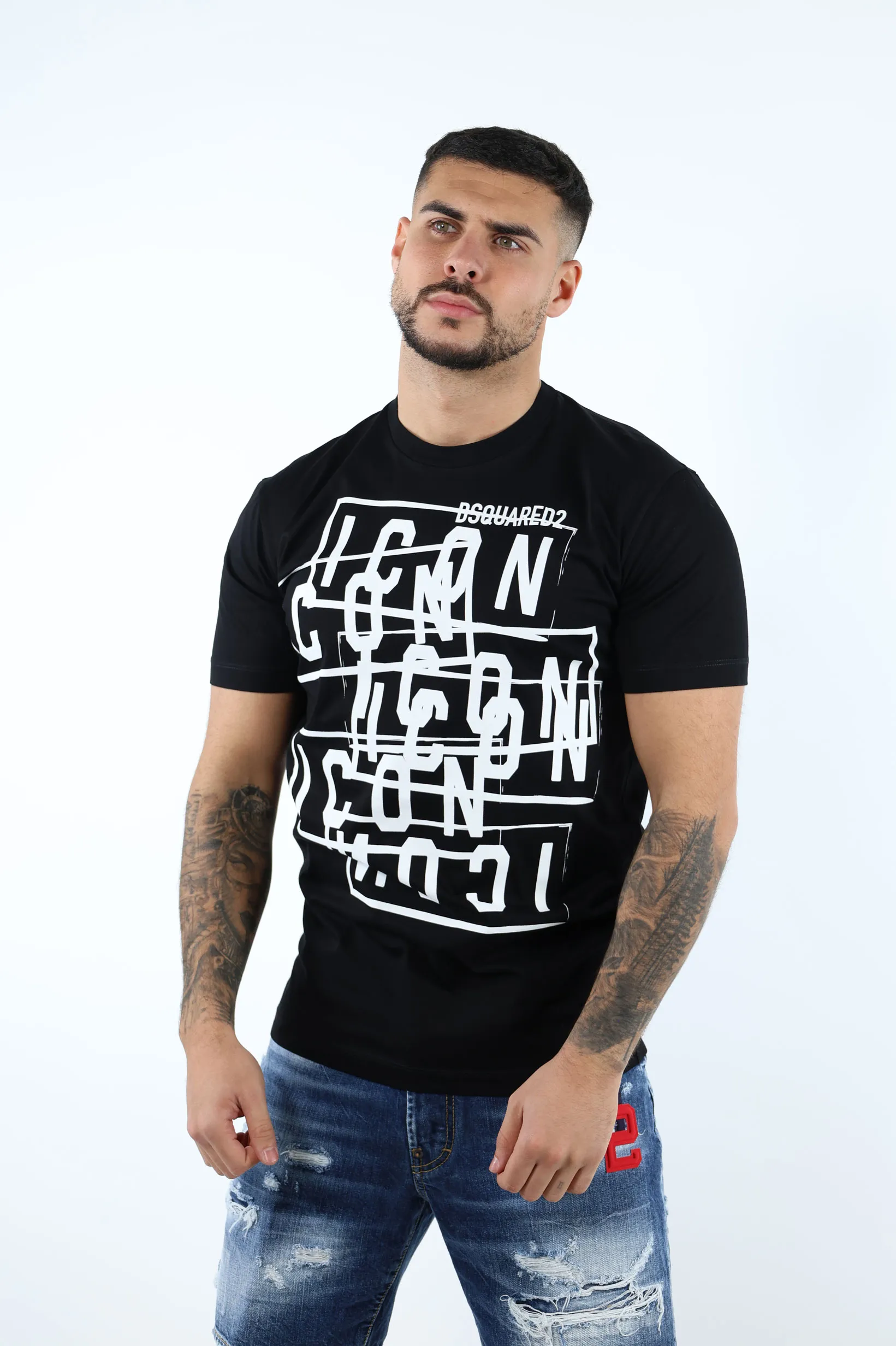 Camiseta negra con sellos logo 