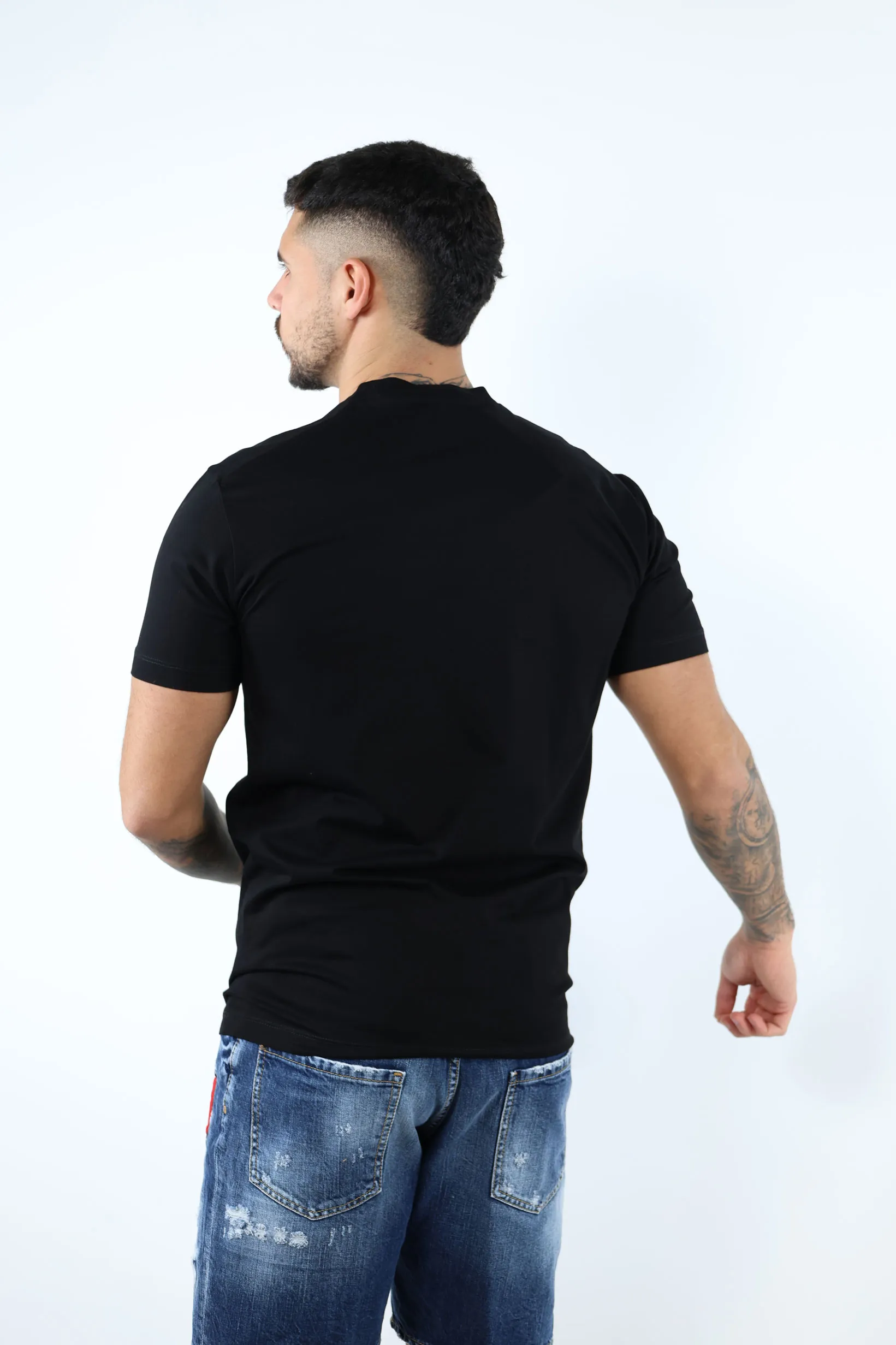 Camiseta negra con sellos logo 