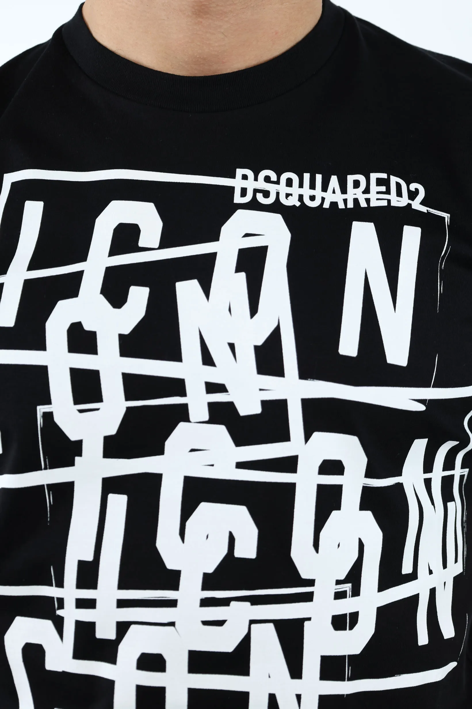 Camiseta negra con sellos logo 