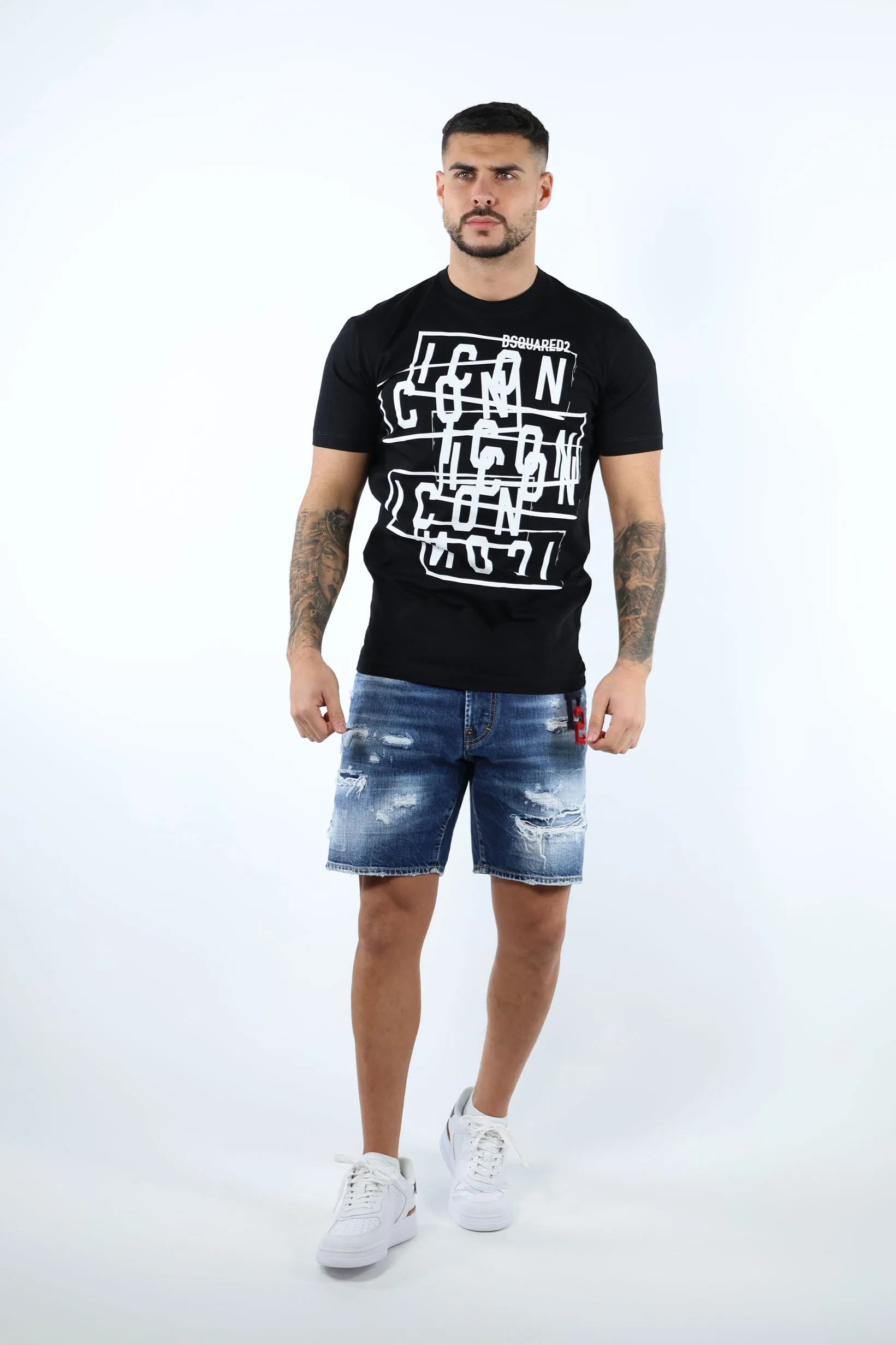 Camiseta negra con sellos logo 
