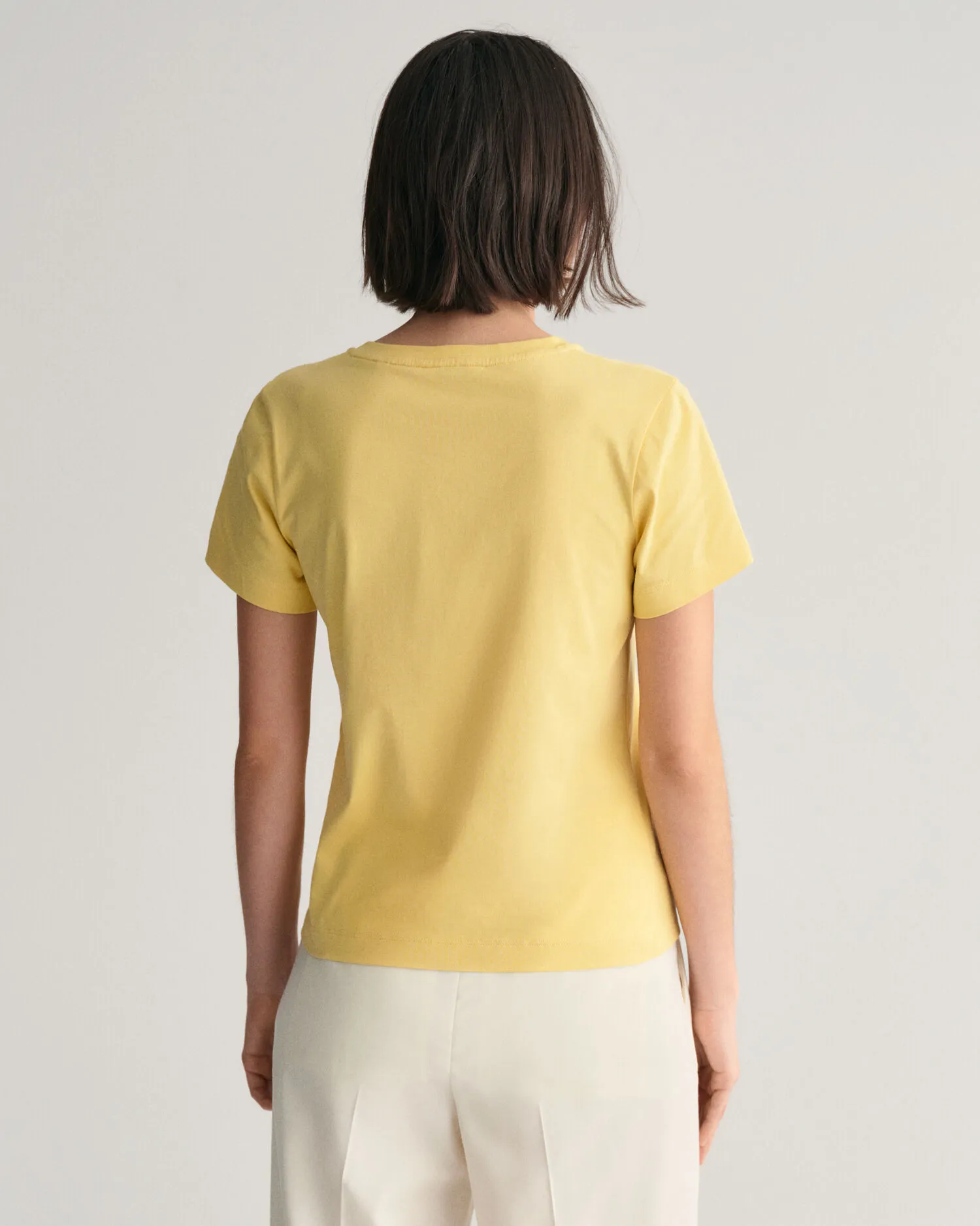 Camiseta Shield con cuello de pico