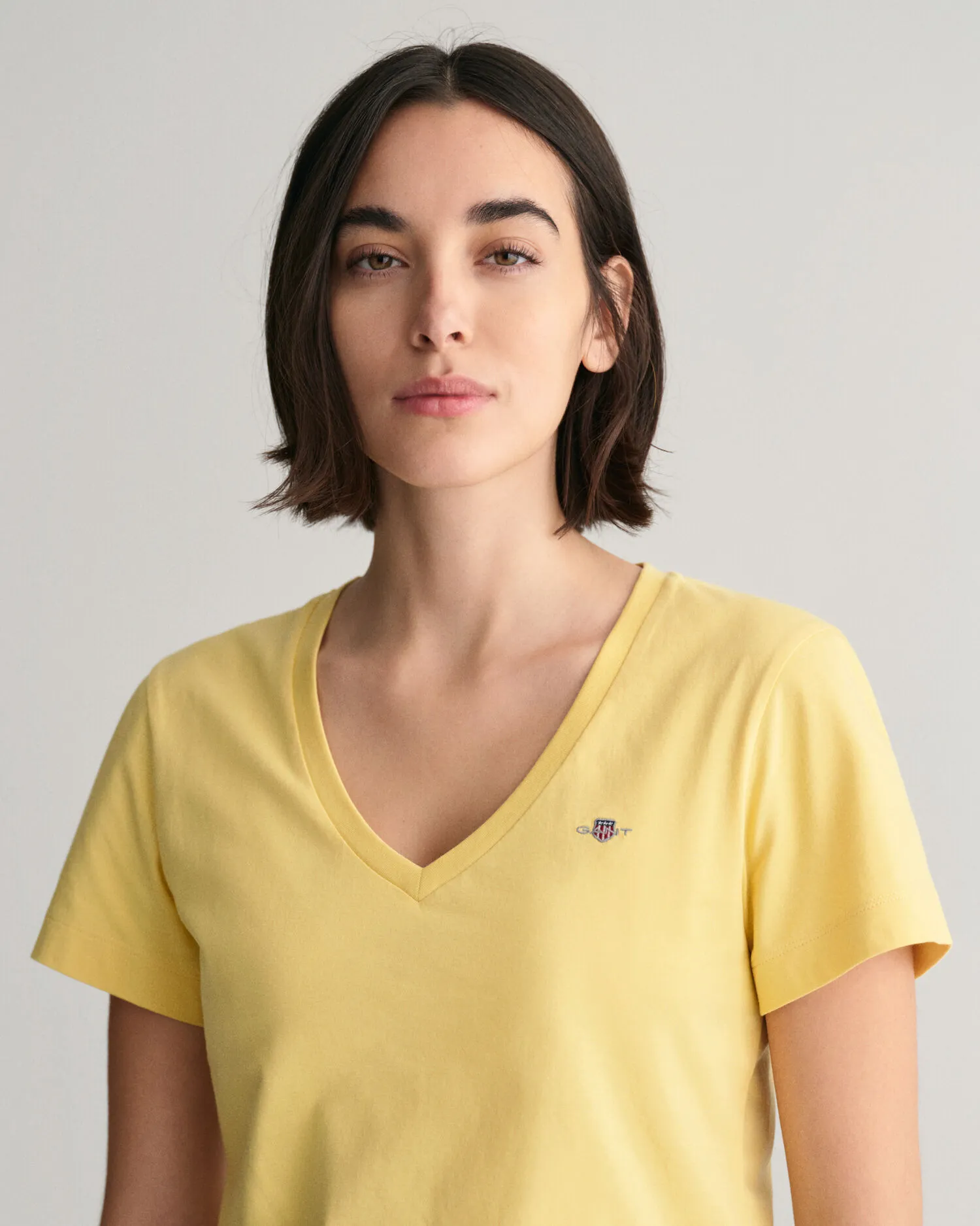 Camiseta Shield con cuello de pico
