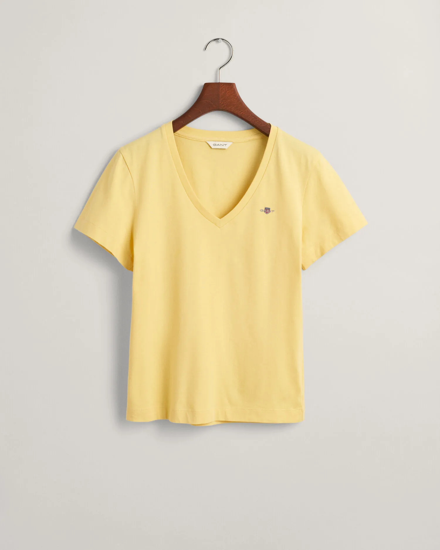 Camiseta Shield con cuello de pico