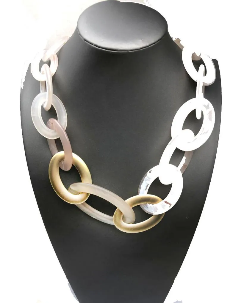 COLLAR BLANCO DE ESLABONES GRANDES CON EL QUE TE LUCIRAS