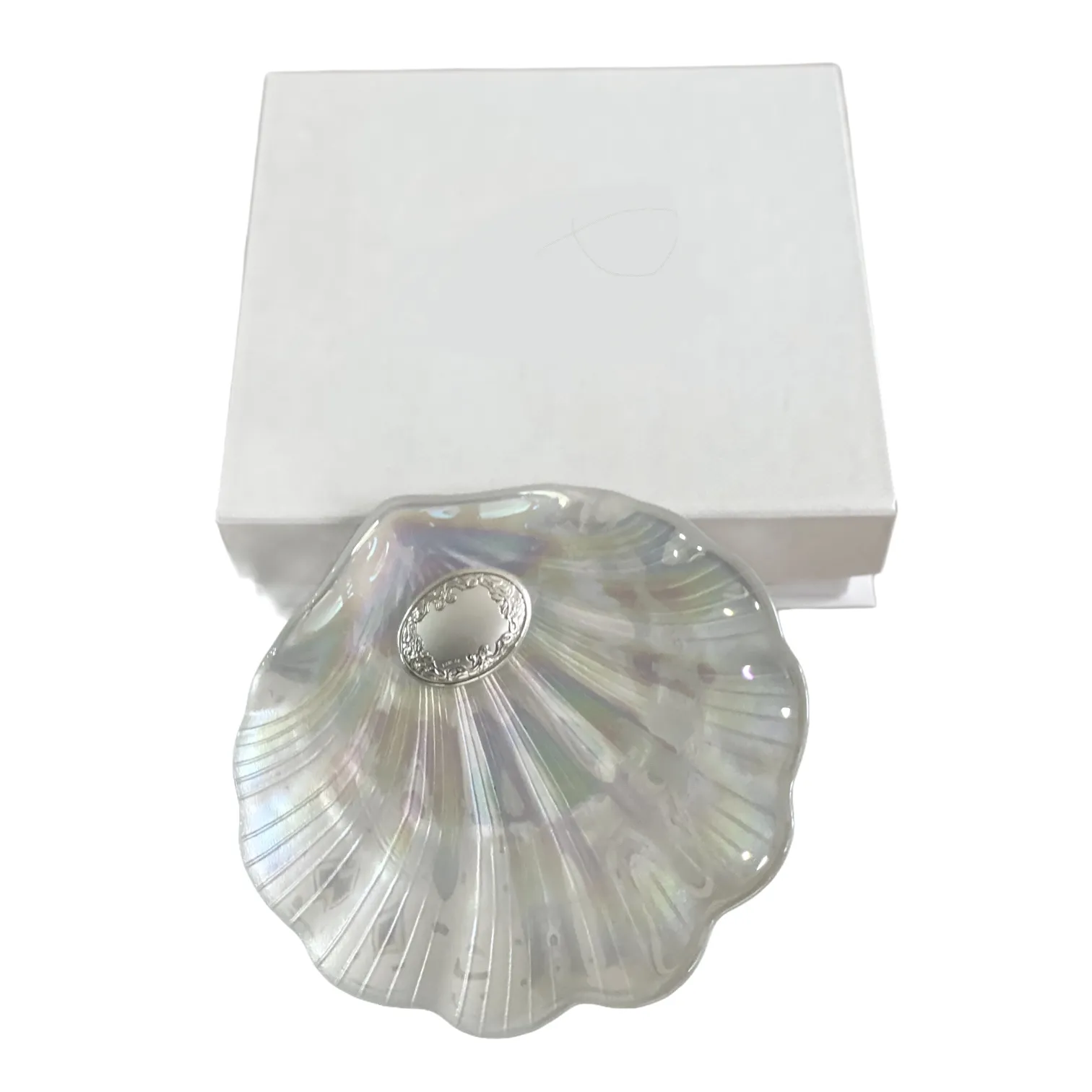 Concha de  Cristal nacarado con óvalo de plata.