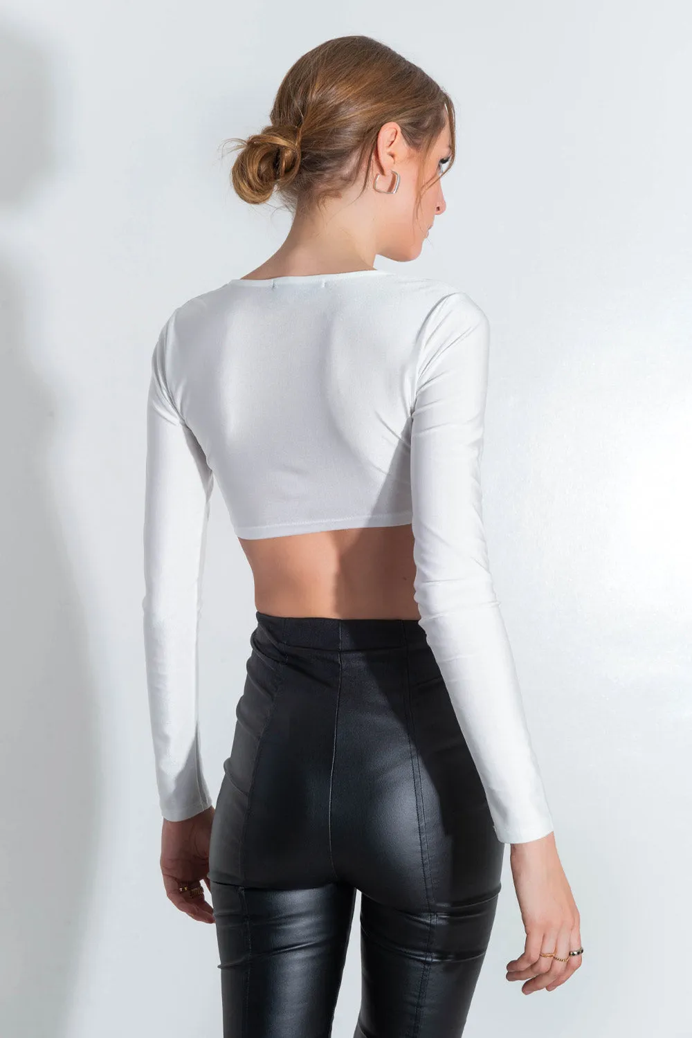 Crop top satinado ajustado escote con nudo