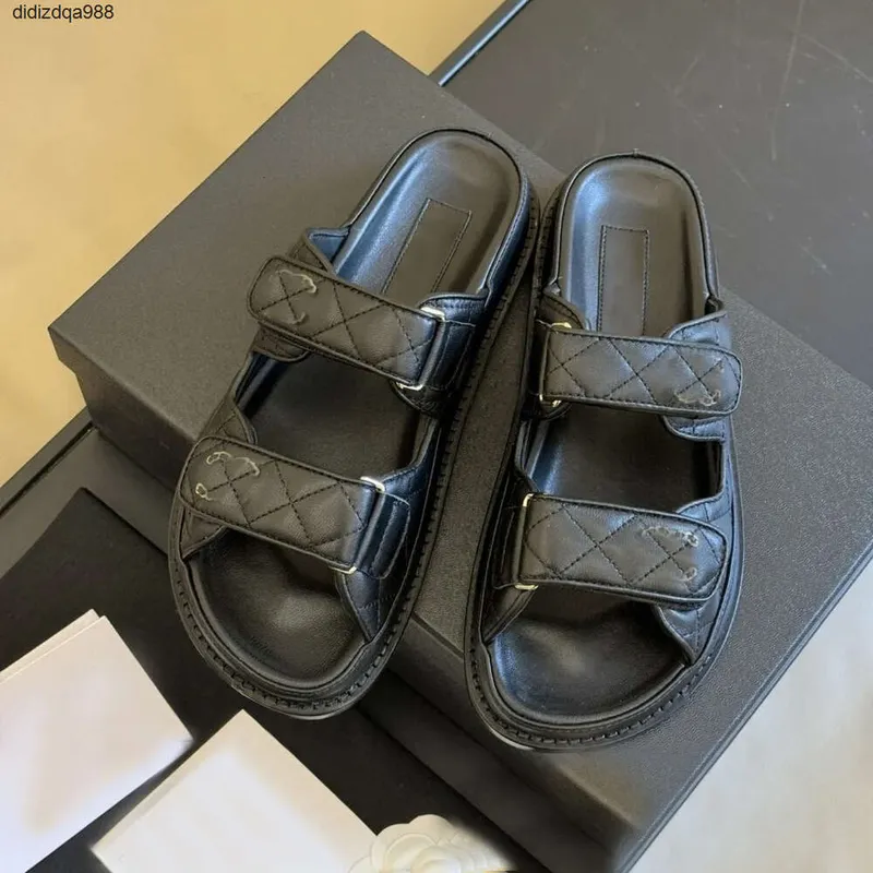 Diseñador C Sandalias Verano Hot Beach Beach Shoe Women Sporters Pequeños zapatos de cuero fragante gruesas Las mujeres usan mod