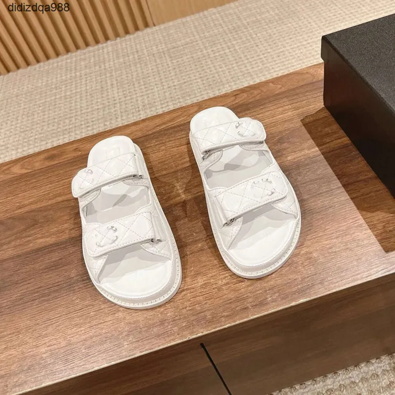 Diseñador C Sandalias Verano Hot Beach Beach Shoe Women Sporters Pequeños zapatos de cuero fragante gruesas Las mujeres usan mod