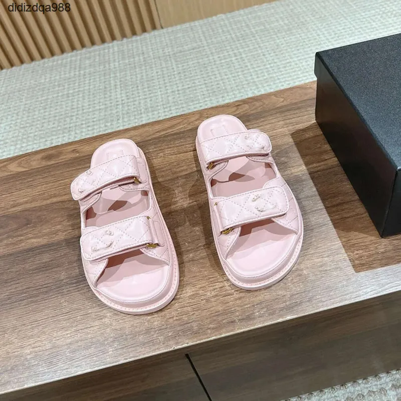Diseñador C Sandalias Verano Hot Beach Beach Shoe Women Sporters Pequeños zapatos de cuero fragante gruesas Las mujeres usan mod