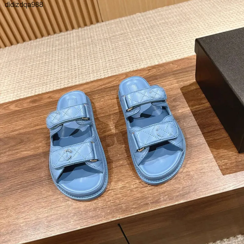 Diseñador C Sandalias Verano Hot Beach Beach Shoe Women Sporters Pequeños zapatos de cuero fragante gruesas Las mujeres usan mod