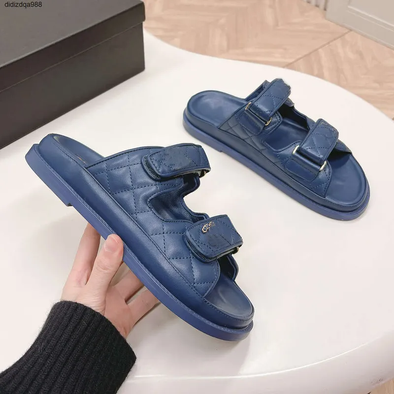 Diseñador C Sandalias Verano Hot Beach Beach Shoe Women Sporters Pequeños zapatos de cuero fragante gruesas Las mujeres usan mod