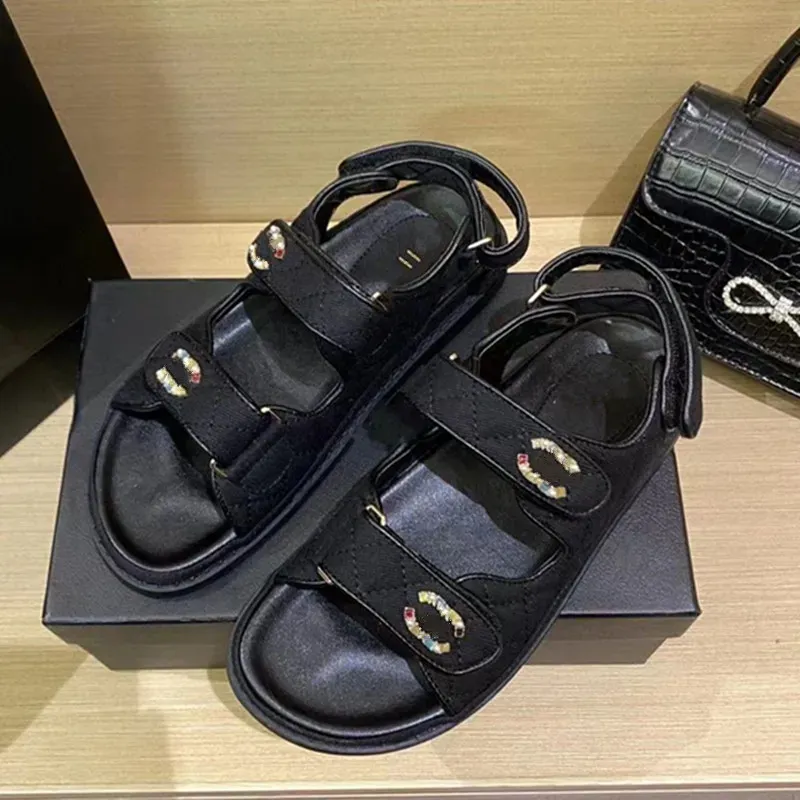 Diseñador C Sandalias Verano Hot Beach Beach Shoe Women Sporters Pequeños zapatos de cuero fragante gruesas Las mujeres usan mod