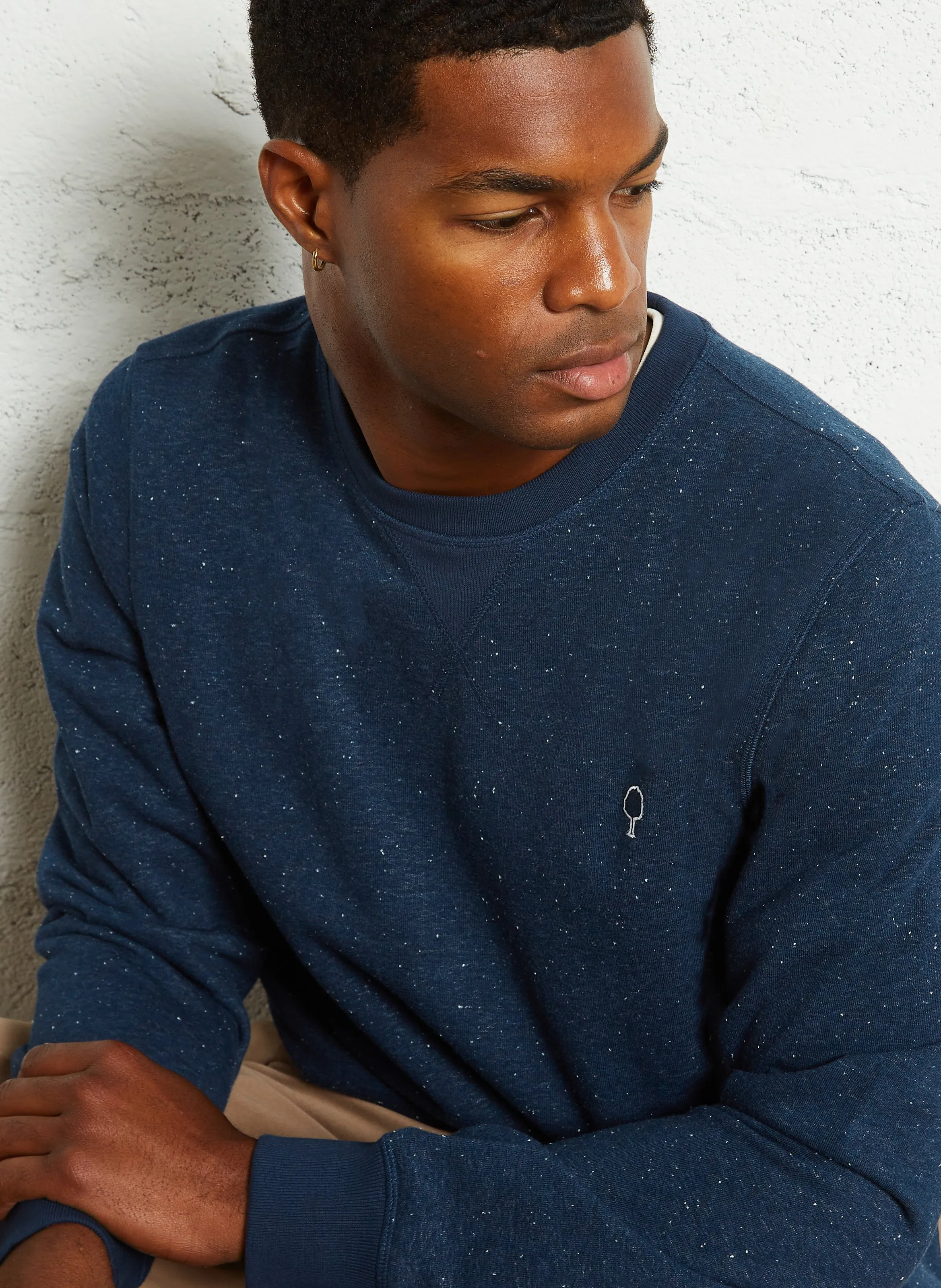 DONON  SUDADERA REGULAR FIT JASPEADA CON CUELLO REDONDO EN AZUL