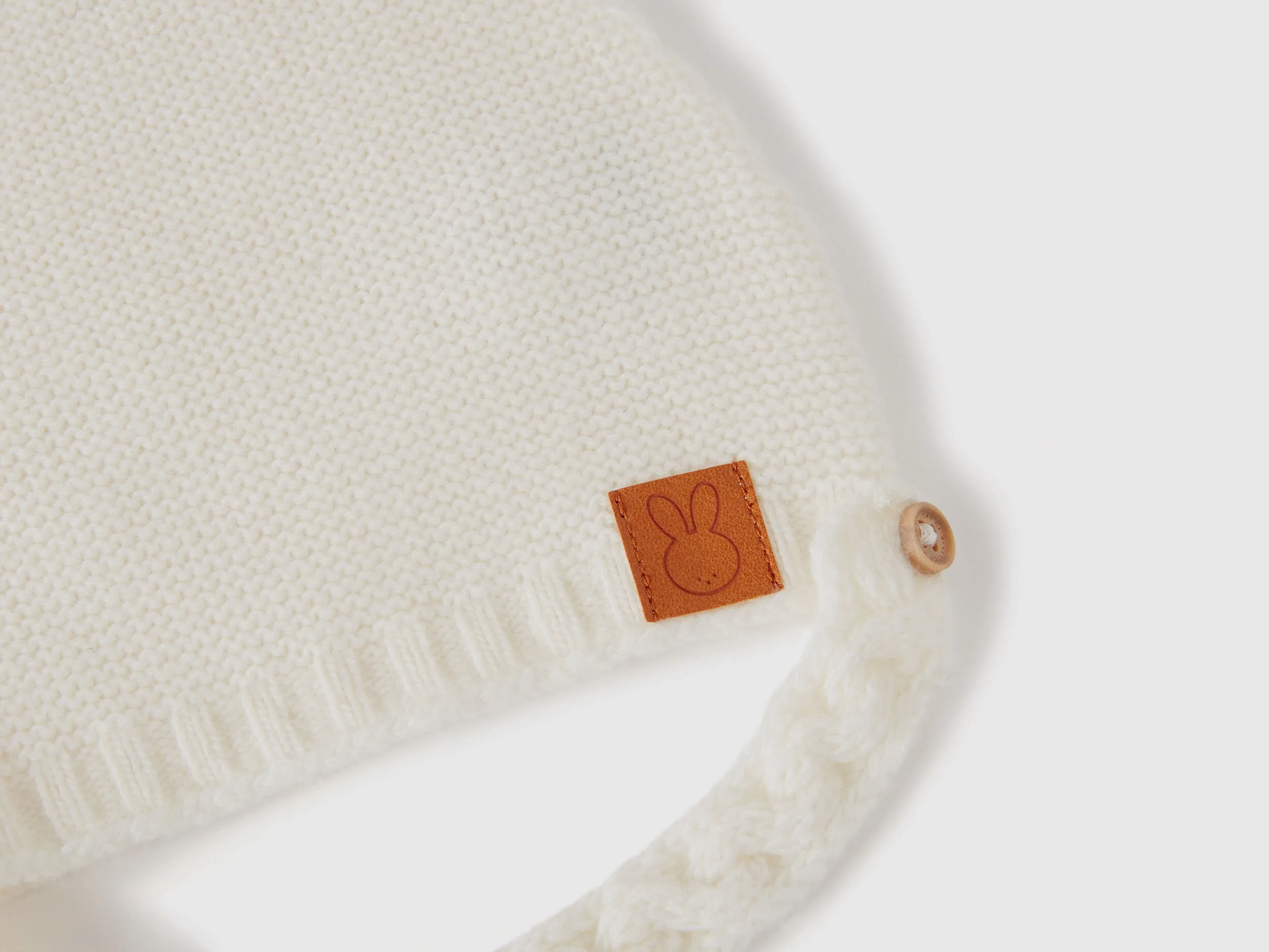 Gorro con orehas en mezcla de lana reciclada