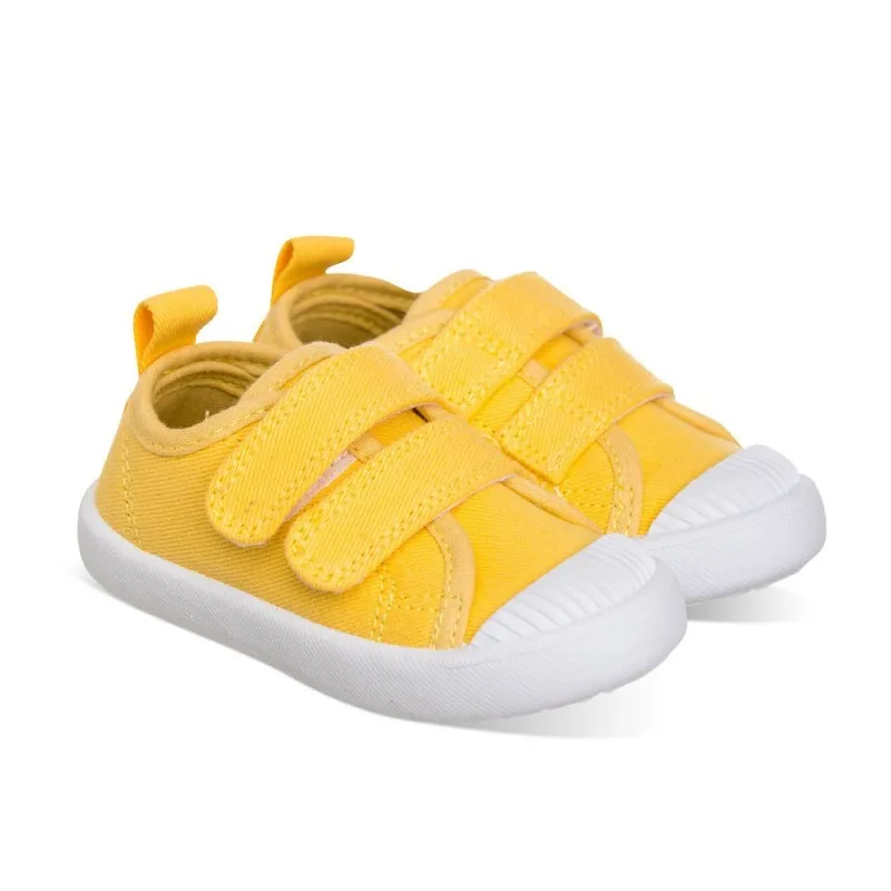 Lona color amarillo, fácil de combinar, con dos Velcros, puntera de goma y gran flexibilidad