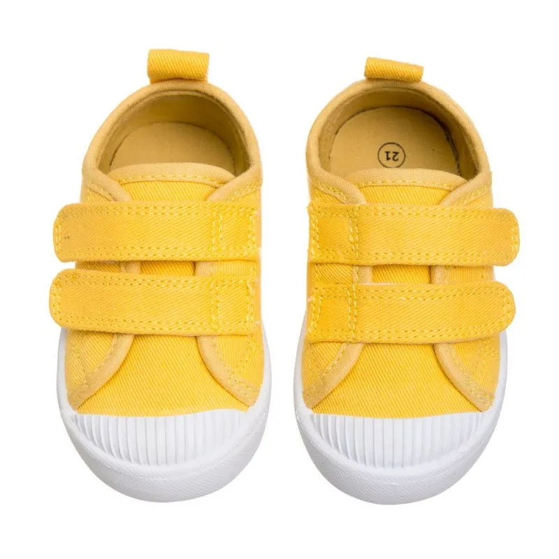 Lona color amarillo, fácil de combinar, con dos Velcros, puntera de goma y gran flexibilidad