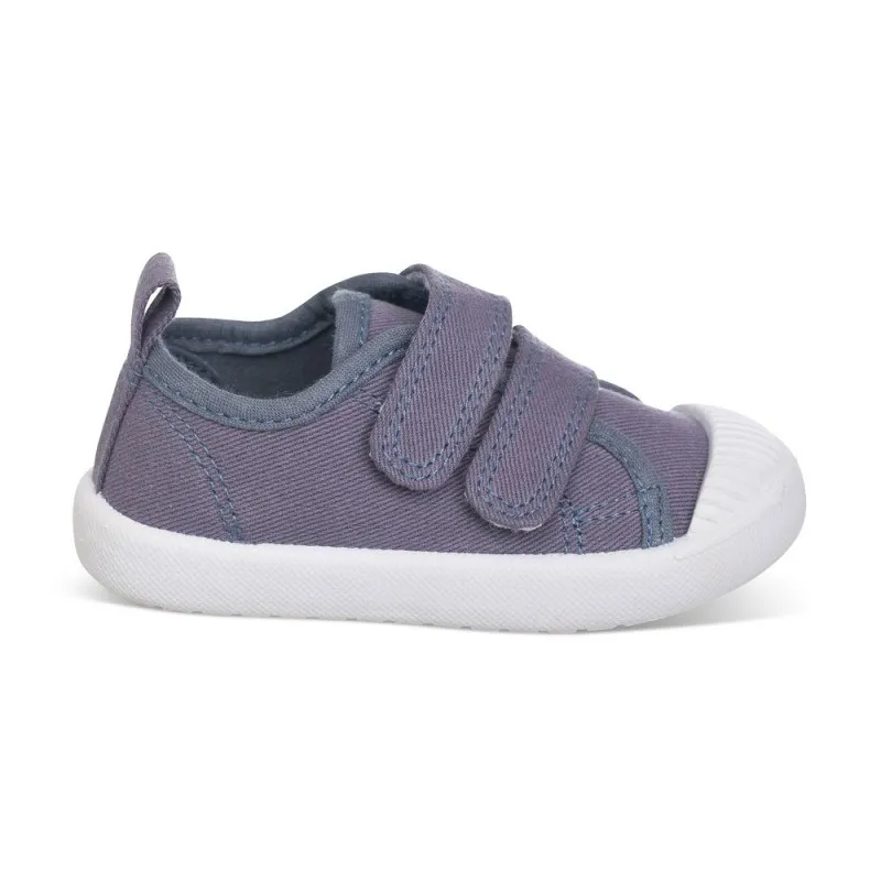 Lona color gris, fácil de combinar, con dos Velcros, puntera de goma y gran flexibilidad