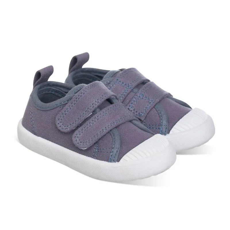 Lona color gris, fácil de combinar, con dos Velcros, puntera de goma y gran flexibilidad