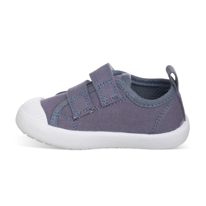 Lona color gris, fácil de combinar, con dos Velcros, puntera de goma y gran flexibilidad