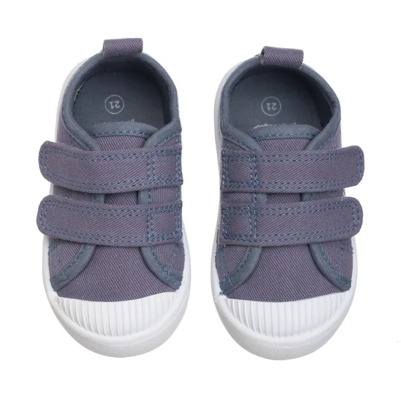Lona color gris, fácil de combinar, con dos Velcros, puntera de goma y gran flexibilidad