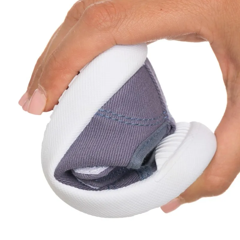 Lona color gris, fácil de combinar, con dos Velcros, puntera de goma y gran flexibilidad