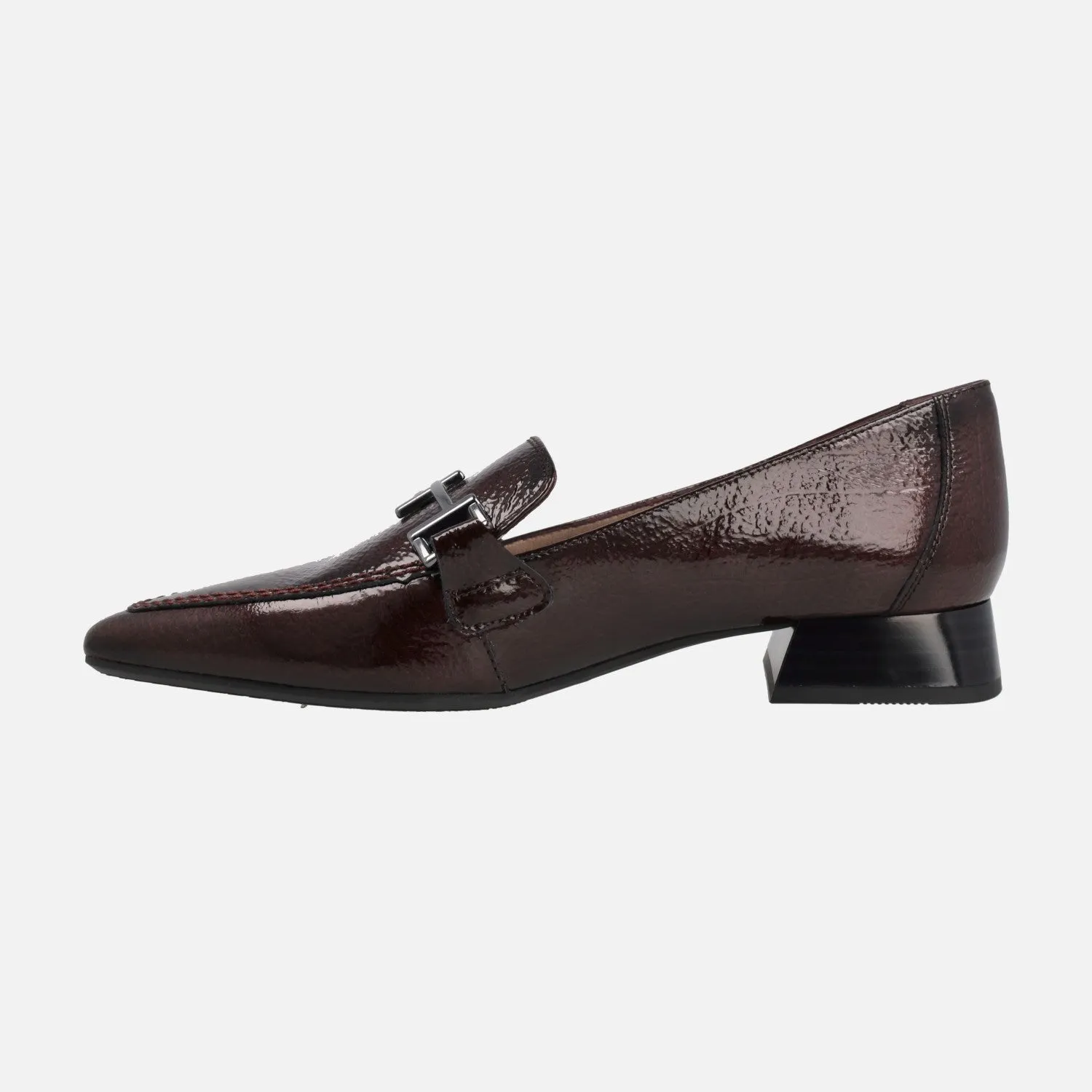 Mocasines de charol con puntera afilada y adorno