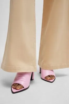 Mules de piel acolchada con logo apilado y puntera abierta
