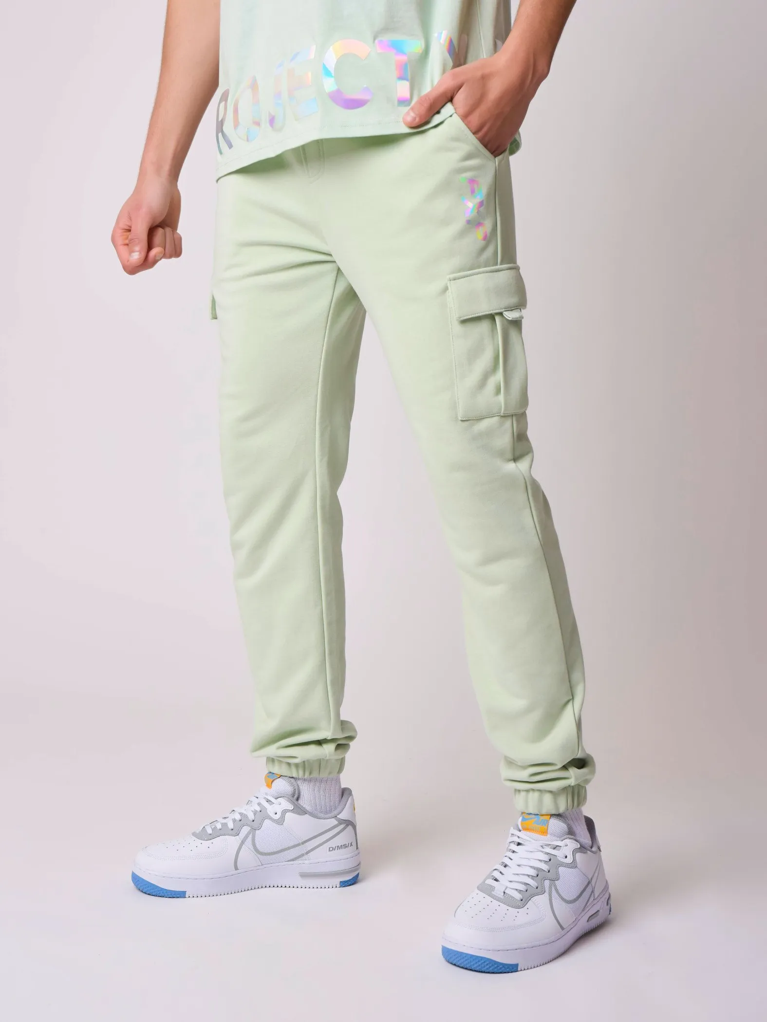 Pantalones de chándal con escritura iridiscente