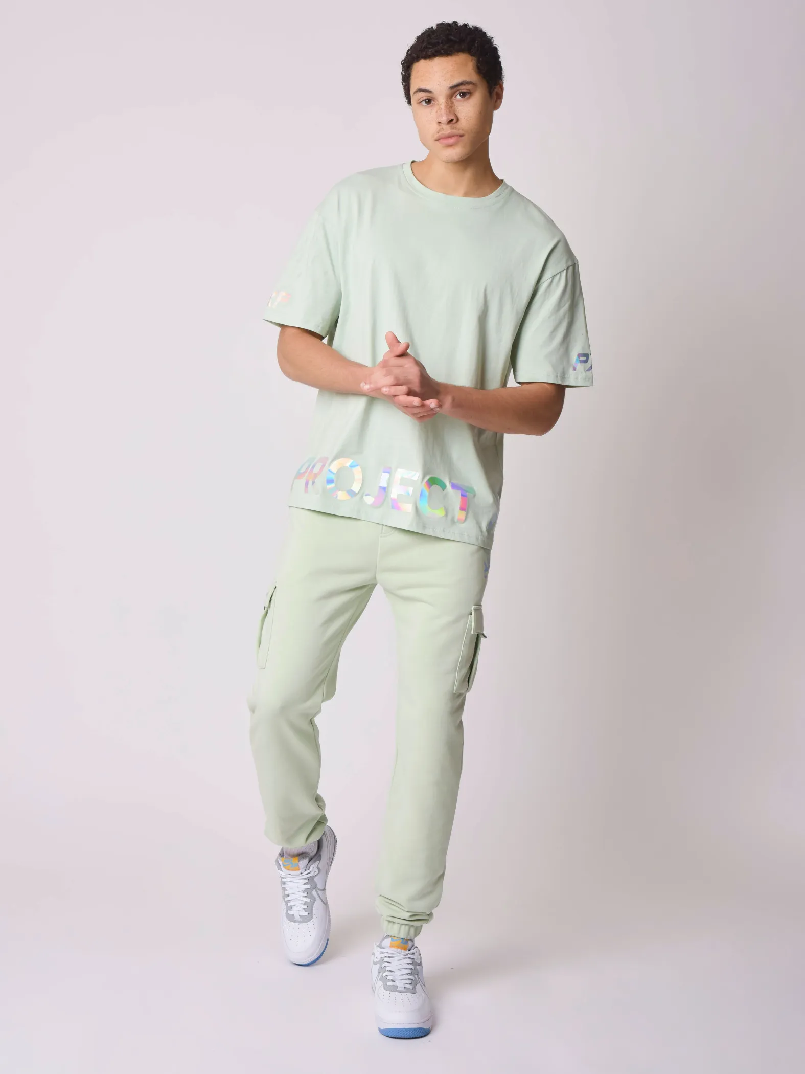 Pantalones de chándal con escritura iridiscente