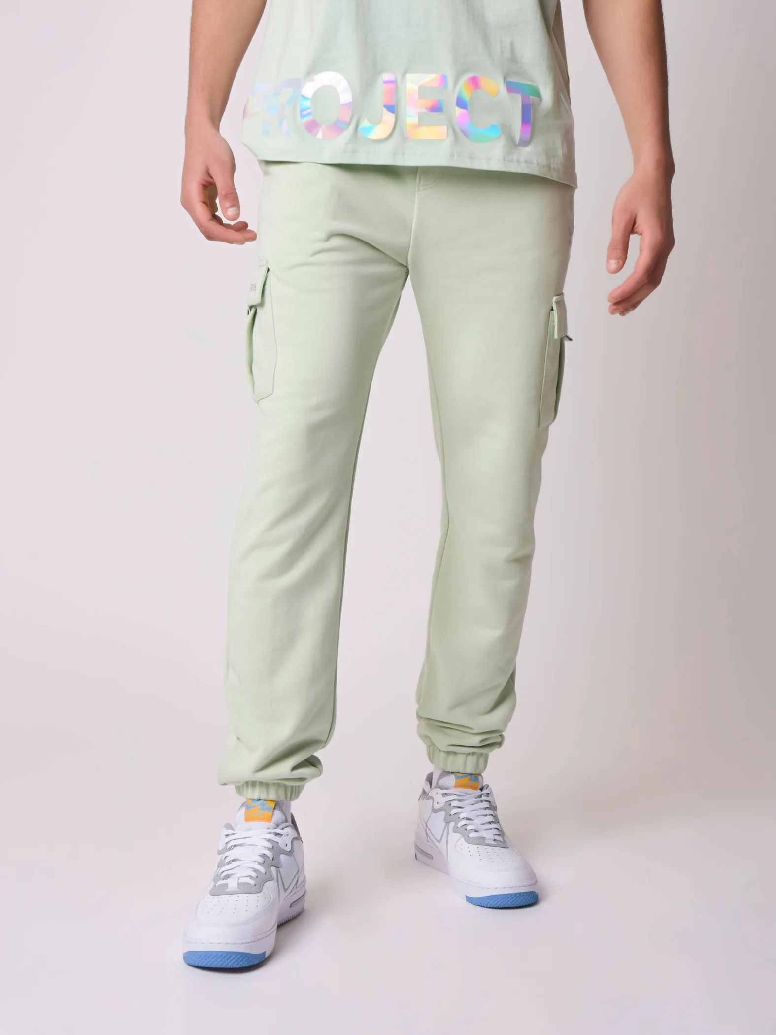 Pantalones de chándal con escritura iridiscente